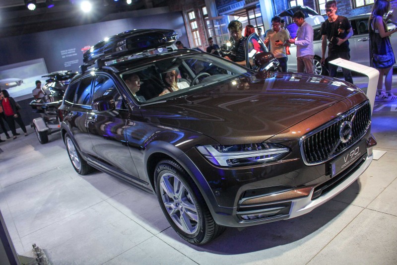 金屬棕車色在黑白銀灰充斥的台灣汽車市場是大膽手筆,我喜歡!