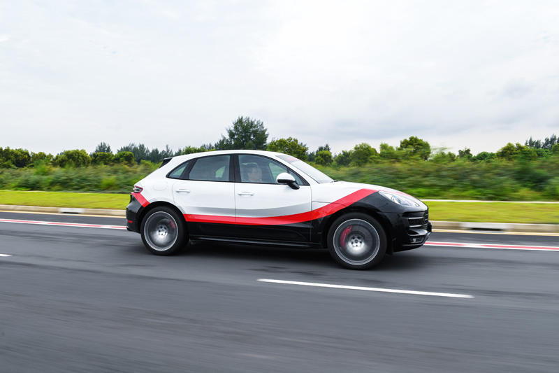Porsche亞太分公司特地將「Macan Turbo with Performance Package 性能升級版」媒體試駕車貼上了更動感的外觀彩繪。