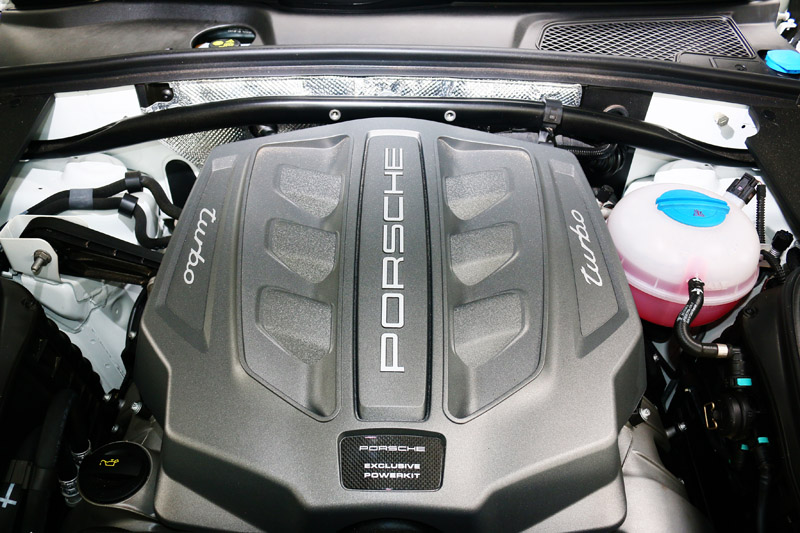 「Macan Turbo with Performance Package 性能升級版」搭載的引擎為3.6升的渦輪增壓V6引擎。
