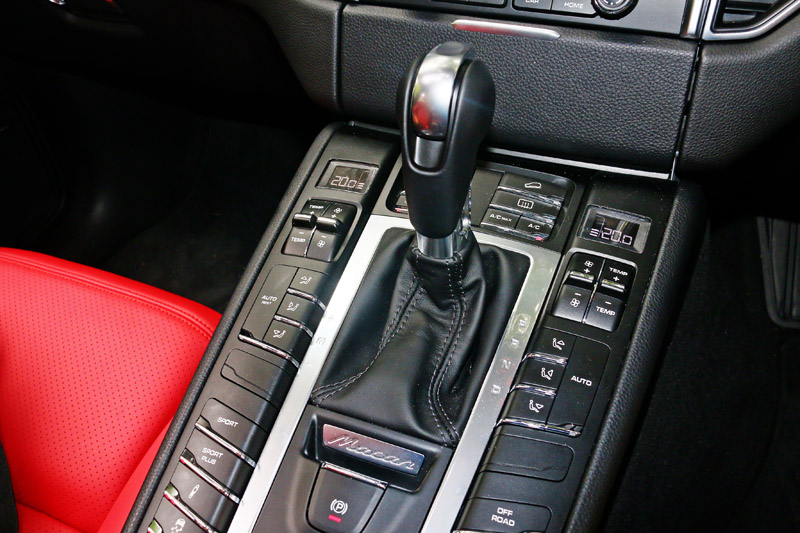 「Macan Turbo with Performance Package 性能升級版」亦搭配附有方向盤換檔撥片的7速PDK雙離合器自手排變速系統。