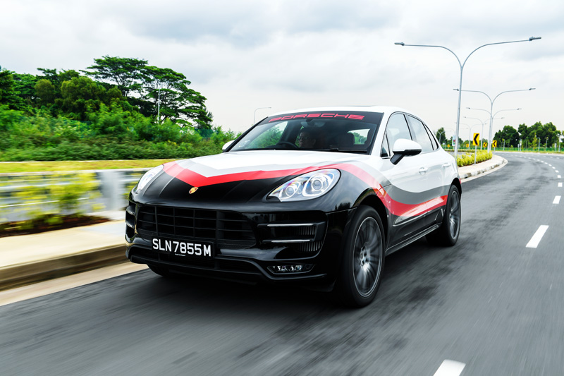 「Macan Turbo with Performance Package 性能升級版」在一般道路開起來,動力輸出十分線性,動力兇猛卻不會有暴衝的突兀感。