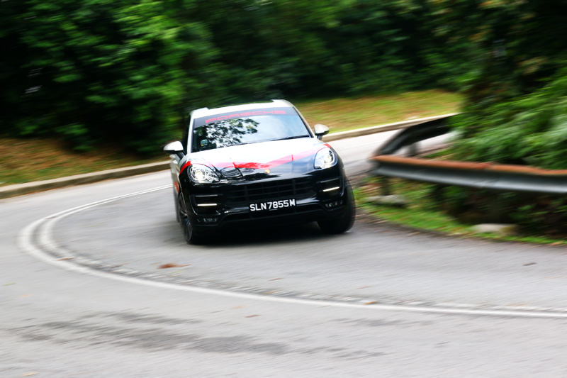 流著純種跑車血液的「Macan Turbo with Performance Package 性能升級版」,完全可以用開跑車的方法來操駕它。