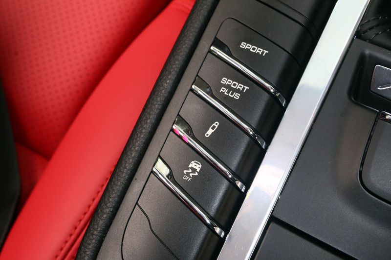「Macan Turbo with Performance Package 性能升級版」配置了PASM保時捷主動式懸載調整系統 、PSM保時捷車身動態穩定系統,可依據不同模式做最適切的調校。