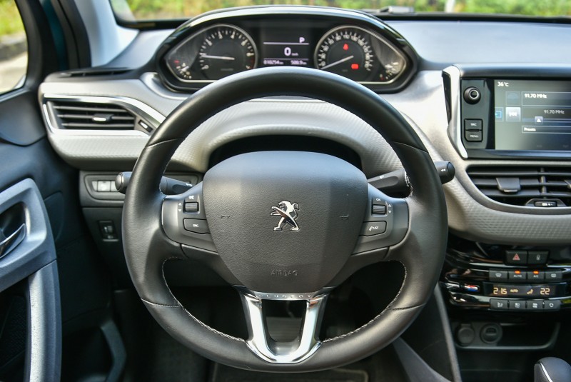 Peugeot i-Cockpit將儀錶上移結合過去傳統儀表與HUD抬頭顯示器功能,並縮小方向盤直徑成為寬扁橢圓外型,從此之後駕駛再無需從方向盤鏤空處監看容易被遮蔽的儀錶