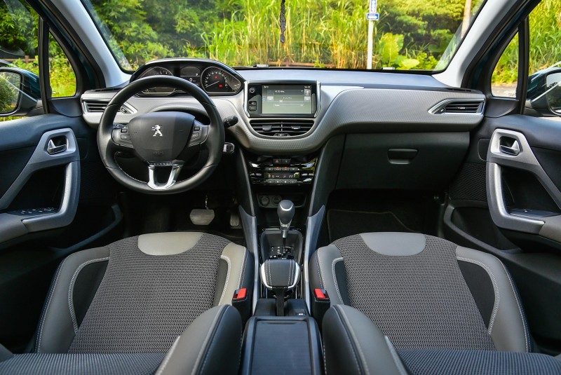 Peugeot 2008的車艙質感比起一板一眼的德系車或者極度隨興的義大利車又多了幾分精品風貌。