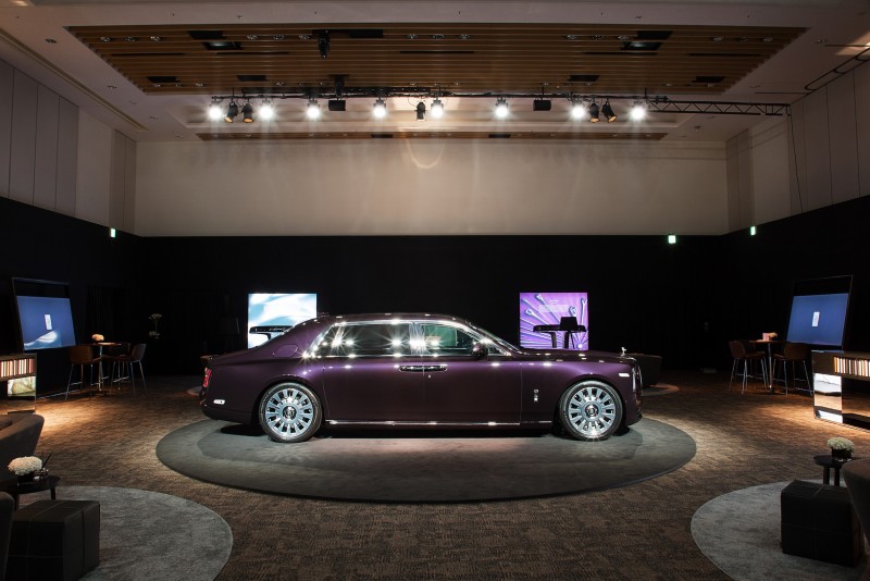 進入下一個空間,呈現眼前的為新一代Phantom EWB長軸車型。