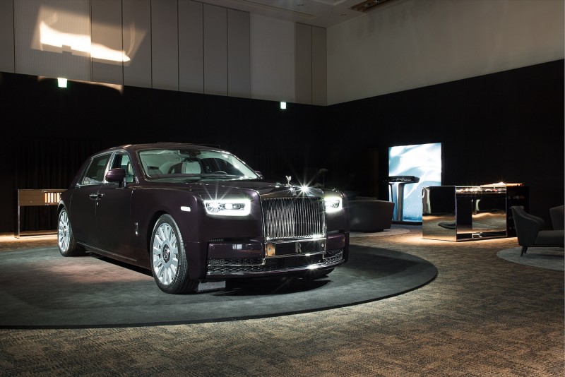 新一代Phantom再次挑戰「全球最寧靜車輛」頭銜,在史上最大體積以鑄鋁接合的White Body車殼中採用了重達130公斤的隔音系統。