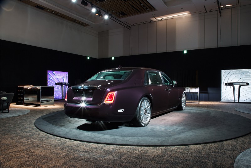 新一代Phantom更首度採用由Rolls-Royce工程師全新設計的全鋁製「Architecture of Luxury」車架,經過精心設計及製造,能配合未來新研發車型的體積及重量要求,包括配備不同推進、牽引及操控系統的型號所個別調整。