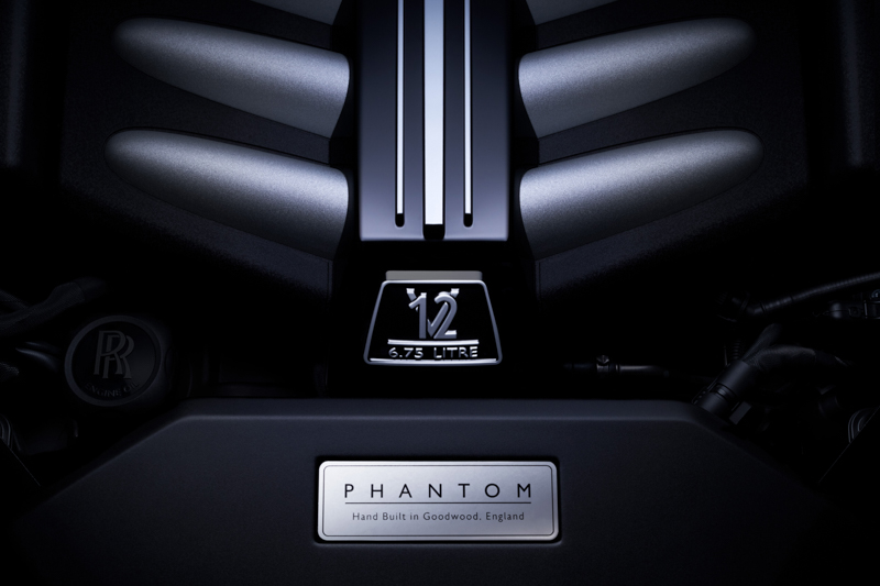 新一代Phantom搭載全新的6.75公升V12引擎,以雙渦輪增壓系統取代以往自然進氣配置,不僅最大馬力可達563bhp,峰值扭力更可在1700rpm時發揮900Nm水準。