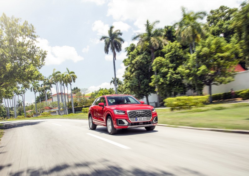 Audi Q2全車系搭載「跑車式轉向系統」,藉由特殊的幾何齒條設計,轉向比隨著轉向角度變化,提供了可變轉向比,降低彎道行駛時的轉向需求力道,能向駕駛人傳遞運動化的直接轉向回饋,有如Go-Kart般的敏捷操控行路感受。