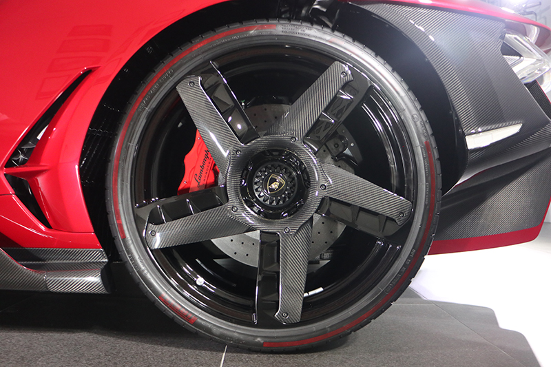 前255/35 R20、後355/25 R21的輪圈上頭也以碳纖維點綴並且強化空力效應。