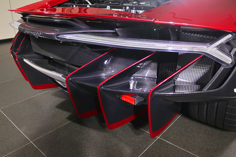 但是車尾才是Lamborghini Centenario的精髓,這...根本不算汽車了吧?