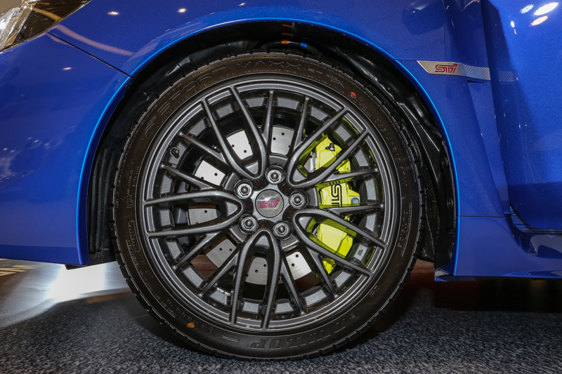 採用Brembo高性能煞車系統及打孔碟盤,以輕量化材質及優異的散熱能力,提供強而有力的制動效果。