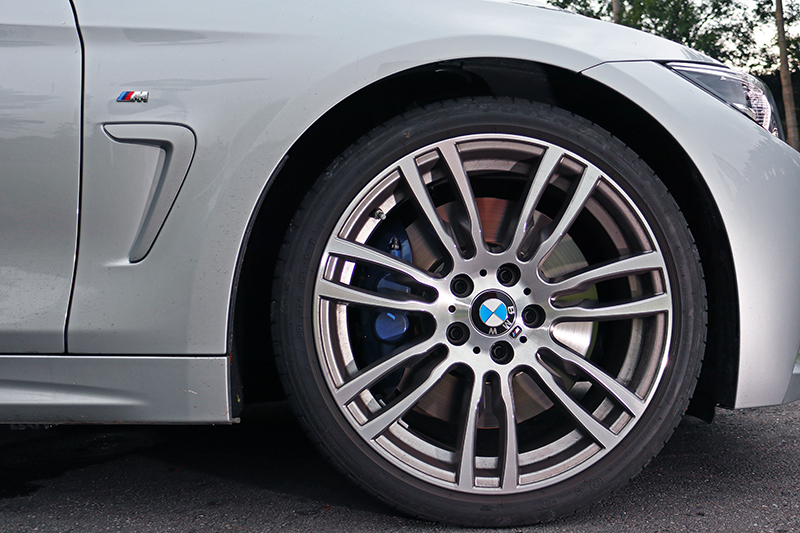 前225/45 R18、後255/40 R18的前後配跑胎,動感型格顯而易見。