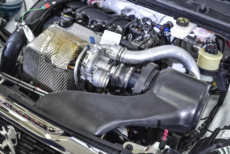 308 Racing Cup引擎由308 GTi再強化,換上208 T16大渦輪而且增加進氣效率,同樣1.6升排氣量馬力輸出已接近340hp
