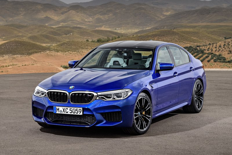 全新BMW M5照舊以賁張的鈑件與保桿塑造強悍態勢。