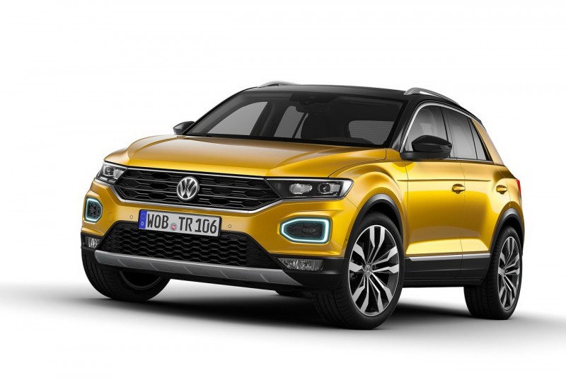 2018 Volkswagen T-Roc高規車型採用全LED轉向輔助照明頭燈,在保桿兩端改以六邊形圈狀晝行/方向燈環取代概念車上圓形設計
