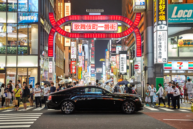 乘著Ghost Black Badge遊走於東京的精華地段,銀座、表參道、六本木等華麗夜景伴隨著座艙內星空頂棚盡收眼底。從未以遊車河的姿態領略東京夜的美好,這開場秀,炫目無比。