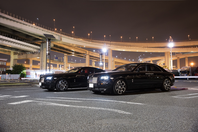 東京都相當知名的改裝車聚地點Daikoku Parking Area停車場,Wraith Black Badge與Ghost Black Badge在此留影顯得格外出眾。