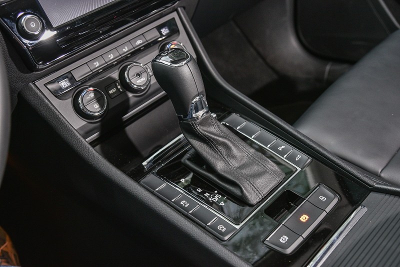 比照性能車款搭載六速雙離合自手排變速箱,標配雙區恆溫空調、感應鑰匙/按鈕啟動與前後停車警示/倒車顯影