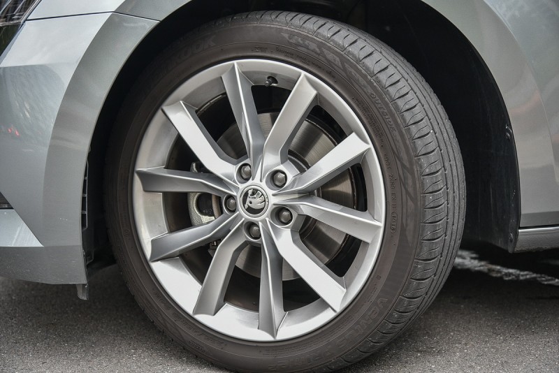 即使採用235/45R18胎圈組合,深踩油門時輪胎還是會因為大扭力釋放空轉尖叫,關閉ESP行駛時必更注意油門控制
