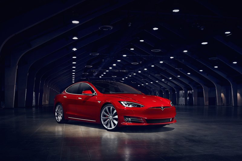 雖然Tesla Model S P100D也實在不是什麼凡夫俗子碰得起的車,但每年收11.7萬元牌照稅未免太不符車價比例原則。