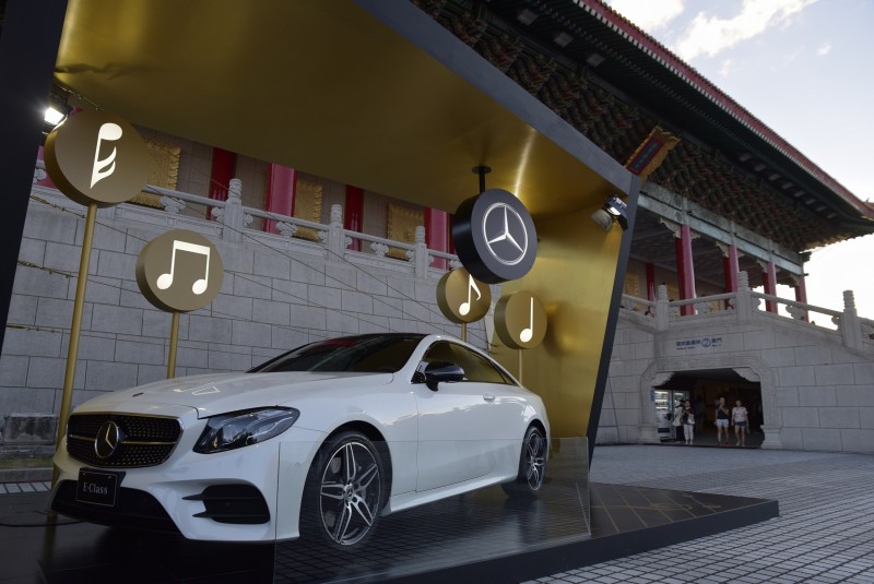 爵士派對現場展出亮眼的Mercedes-Benz E300 Coupé,兼具現代激情與古典優雅的運動風格,成為藝文廣場另一吸睛「嬌」點。