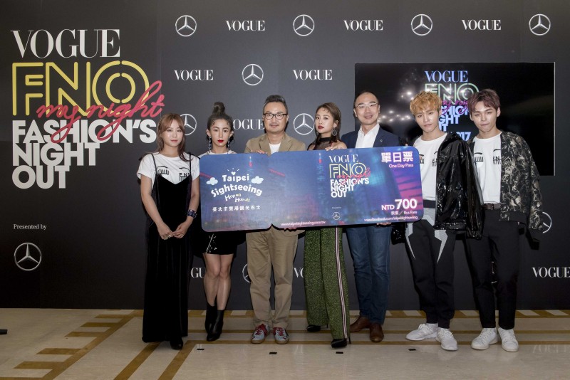 (左起)鄭茵聲、郭書瑤、VOGUE董事總經理劉震紳、吳映潔、台灣賓士行銷協理林家慶、展榮、展瑞。