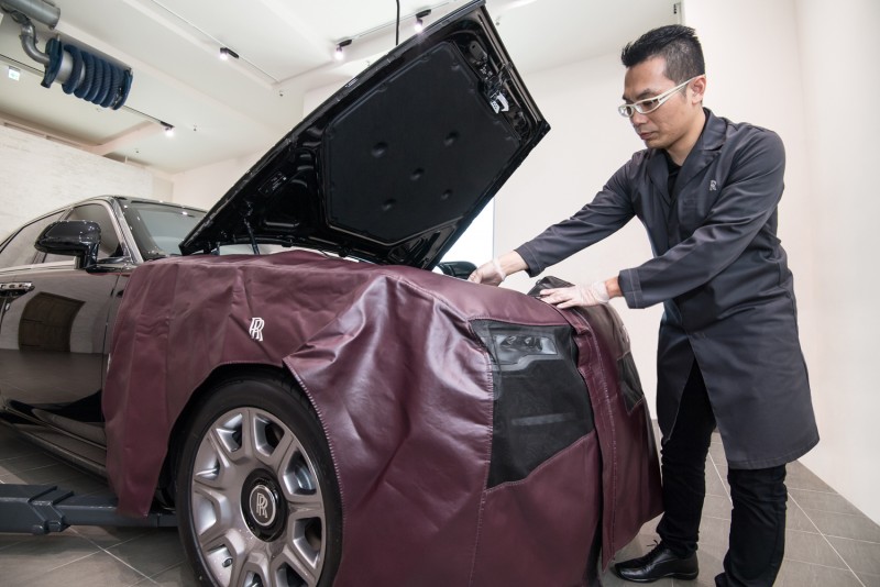 在執行任何作業前,先以量車身訂製的皮製防護套組包覆作業處周圍防止汙垢沾染。