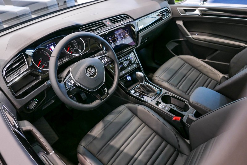 2018年式Touran R-Line車型不僅採用Piano Black飾板鋪陳車室,新世代Discover Pro 9.2吋多媒體觸控音響主機,整合Soft Key全平面虛擬按鍵與手勢控制功能,可輕鬆完成選單 / 電台 / 歌曲 / 圖片的左右切換