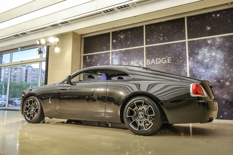 Wraith Black Badge車漆同樣以繁複的步驟上漆,並手工重覆拋光打亮,是固體油漆上色有史以來最費工的上漆及拋光打亮工程,藉此展現出深邃的黝黑色效果。