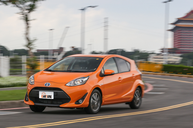 加速輕快不拖泥帶水是給 Prius c 的最佳註解