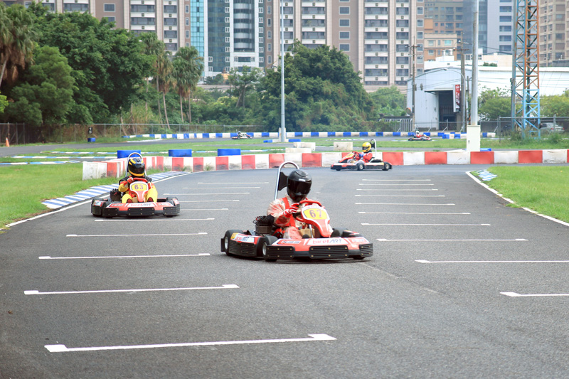 賽道漸漸恢復乾燥,車手過彎極限再升高