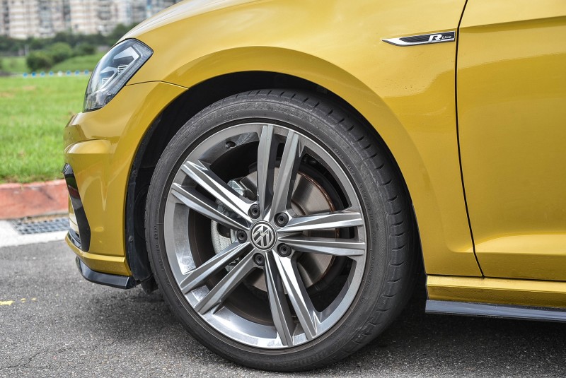 18吋 鋁合金 輪圈與跑車胎 (225/40 R18)為車輛帶來更精準的操控/抓地力