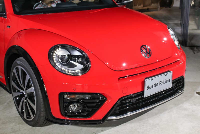 升級之Beetle 1.4 TSI R-Line運動化車款,標準配置遠近光雙氙氣頭燈(自動水平調整)、LED日間行車燈、LED小燈、LED 後牌照燈與黑色高光澤車外後視鏡