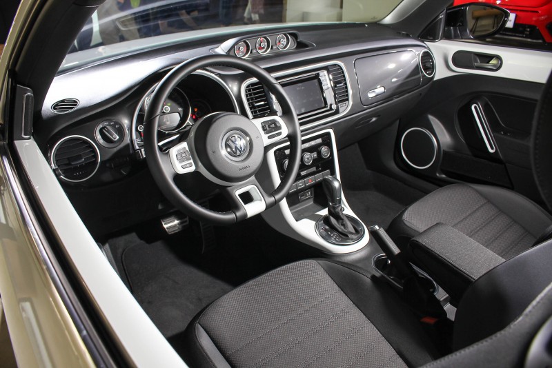 新年式Beetle 1.4 TSI R-Line配有R-Line專屬三幅真皮動力多功能方向盤(附換檔撥片)、R-Line 專屬Color4Me內飾板、R-Line專屬鋁合金踏板、Check 織布紋的運動型座椅、三環式賽車儀表(增壓/油溫/計時),擁有運動化車艙氛圍。