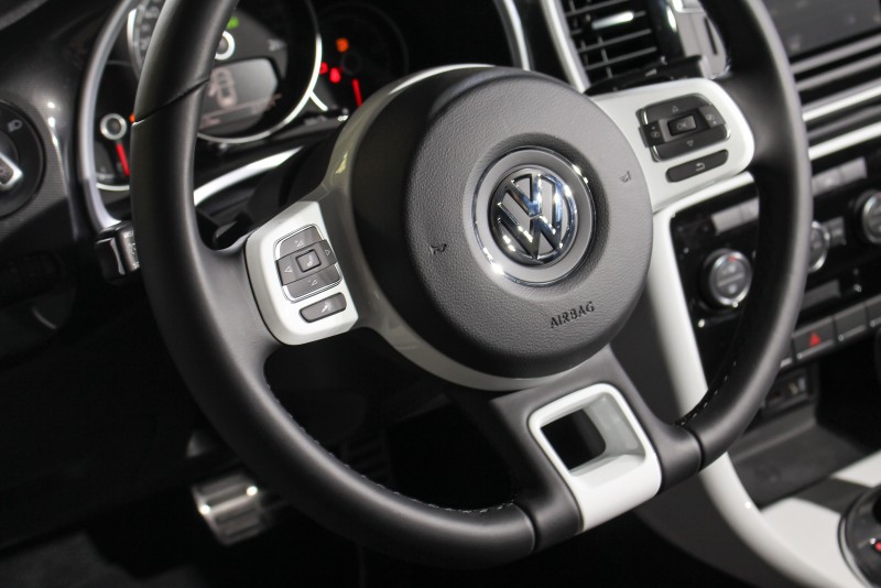 Beetle 1.4 TSI R-Line配有R-Line專屬三幅真皮動力多功能方向盤(附換檔撥片)