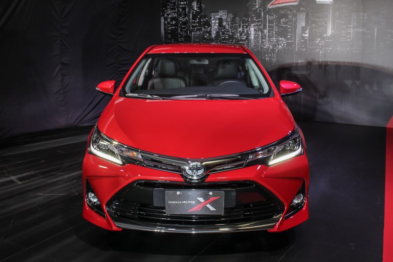 Corolla Altis 利用大型盾形進氣壩,搭配立體感造型前霧燈框及前保桿,使車頭樣貌充滿視覺張力