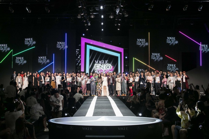 2017《Fashion’s Night Out全球購物夜》以重金打造的炫目舞台和聲光效果震懾登場,呼應主題 My Night我的時尚夜。