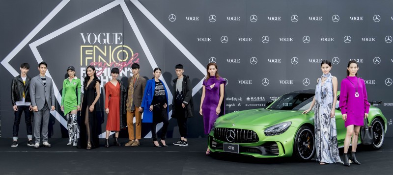年度時尚盛事 FNO 由近百位凱渥名模揭開序幕,展演國際精品品牌2017秋冬新作,與尊榮霸氣的Mercedes-Benz 時尚車隊一同現身紅毯。