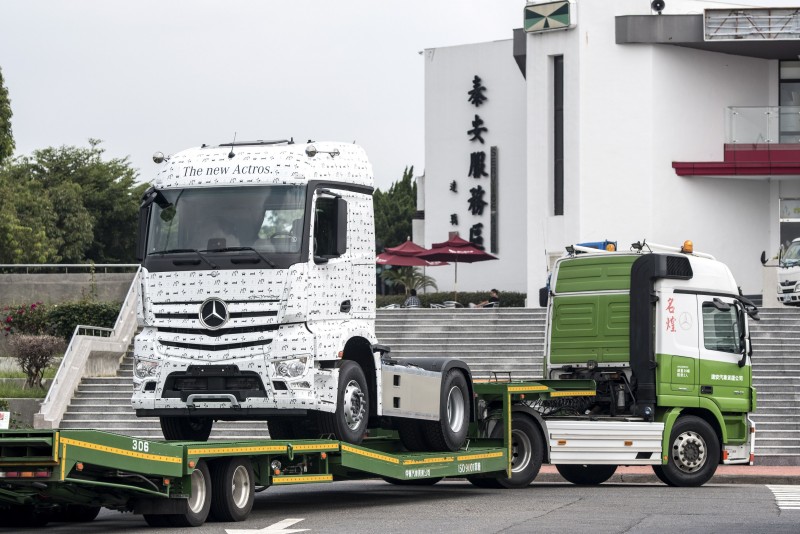 偽裝貼由主動煞車輔助系統、駕駛注意力輔助系統、車距控制系統等儀表板顯示的安全系統標誌所組成,預告重車嶄新智能世代來臨。