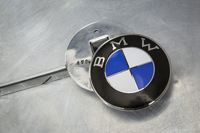 以後如果BMW掉進水裡,湖神可能會問:「你掉的是黑白廠徽?還是藍白廠徽?」