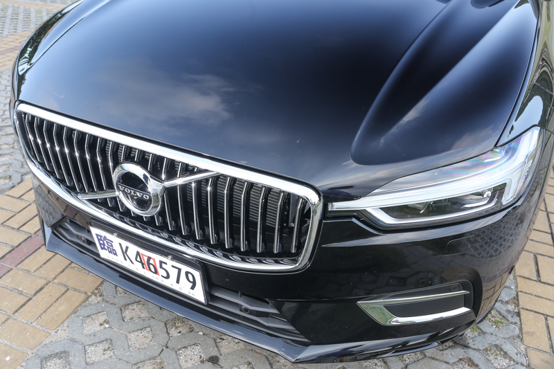 源自Volvo經典車系P1800的直瀑式水箱罩造型。