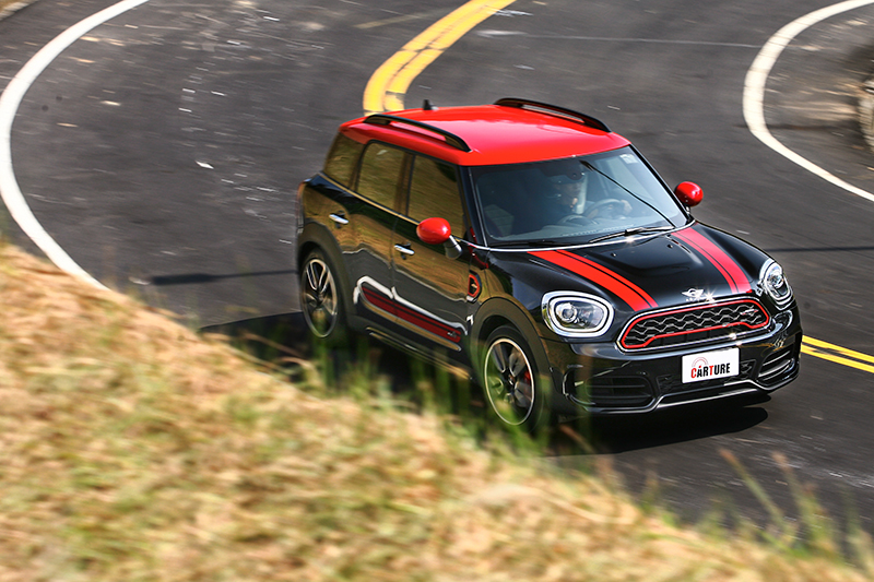 以Crossover車款來說,JCW Countryman ALL4的彎中表現已幾近無懈可擊。