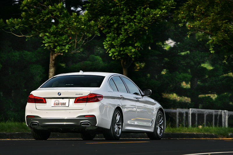 「穩」是這輛車的第一印象,再快一點則仍可感受得出BMW素負盛名的駕馭樂趣。