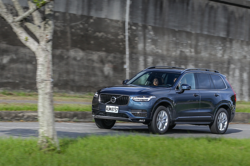 透過渦輪系統、缸內直噴的加持,XC90 T5車型的加速力道還是挺足夠。