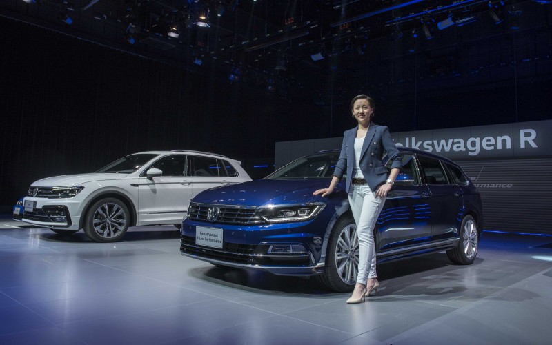台灣福斯汽車總裁Katy Tsang與Volkswagen品牌性能車款(左起Tiguan 380 TSI Performance、Passat Variant 380 TSI Performance)合影。