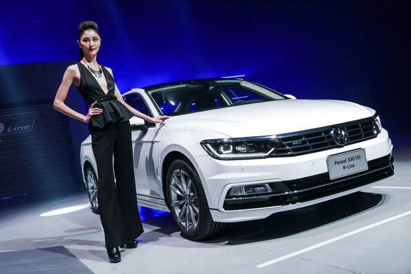 Passat / Passat Variant R-Line配運動化空力套件,同時升級HUD抬頭顯示器、及搭載附手勢控制與智慧型裝置遙控之9.2 吋Discover Pro多媒體觸控主機含中文聲控導航系統。