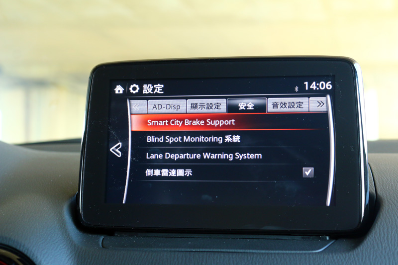 新年式CX-3在安全配備上更為齊備,最主要有SCBS-F 前行煞車輔助系統、BBSM 盲點偵測系統 ( 附 RCTA 後車警示功能 )、LDWS 車道偏移警示系統三大主動安全輔助系統。