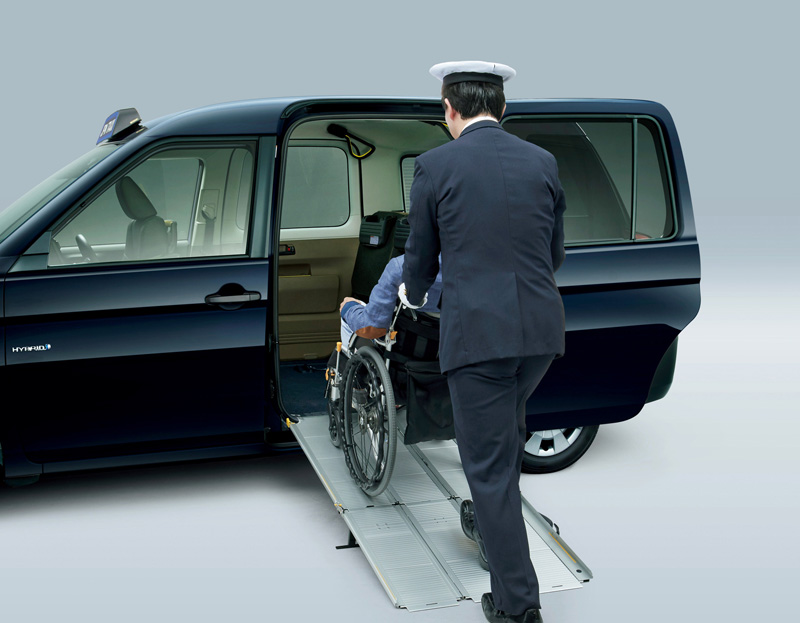 JPN TAXI亦設有無障礙輔助斜坡,方便身障人士上車。